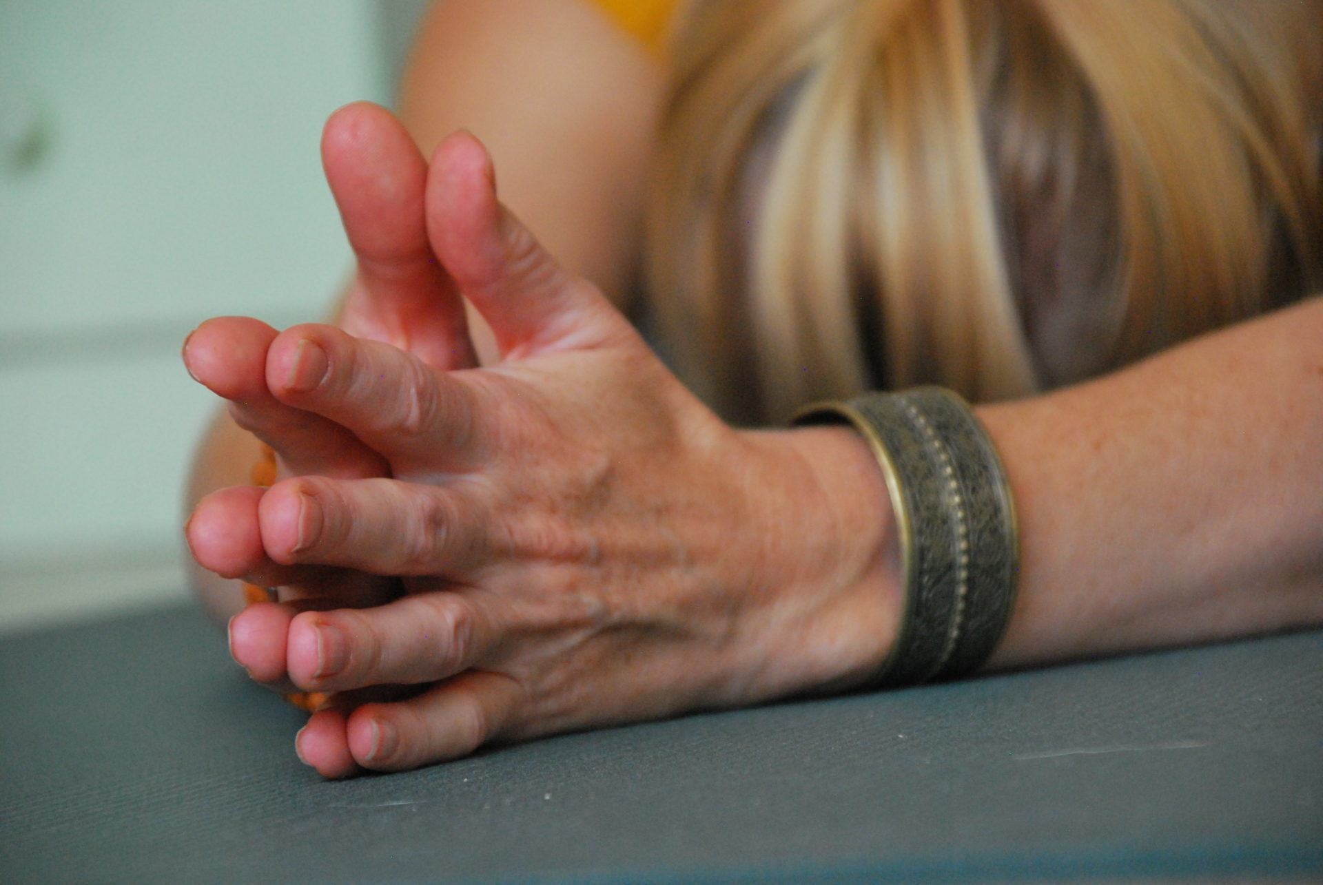 yoga pose met handen tegen elkaar