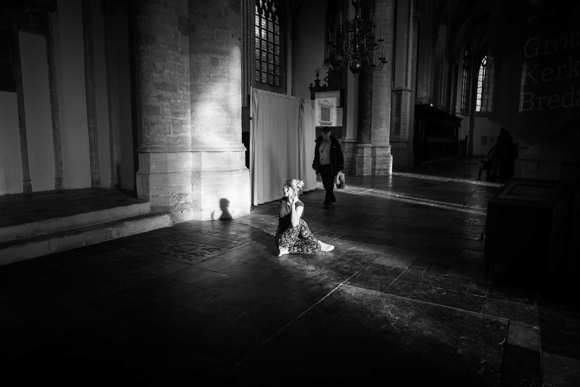 zittende yoga pose in kerk