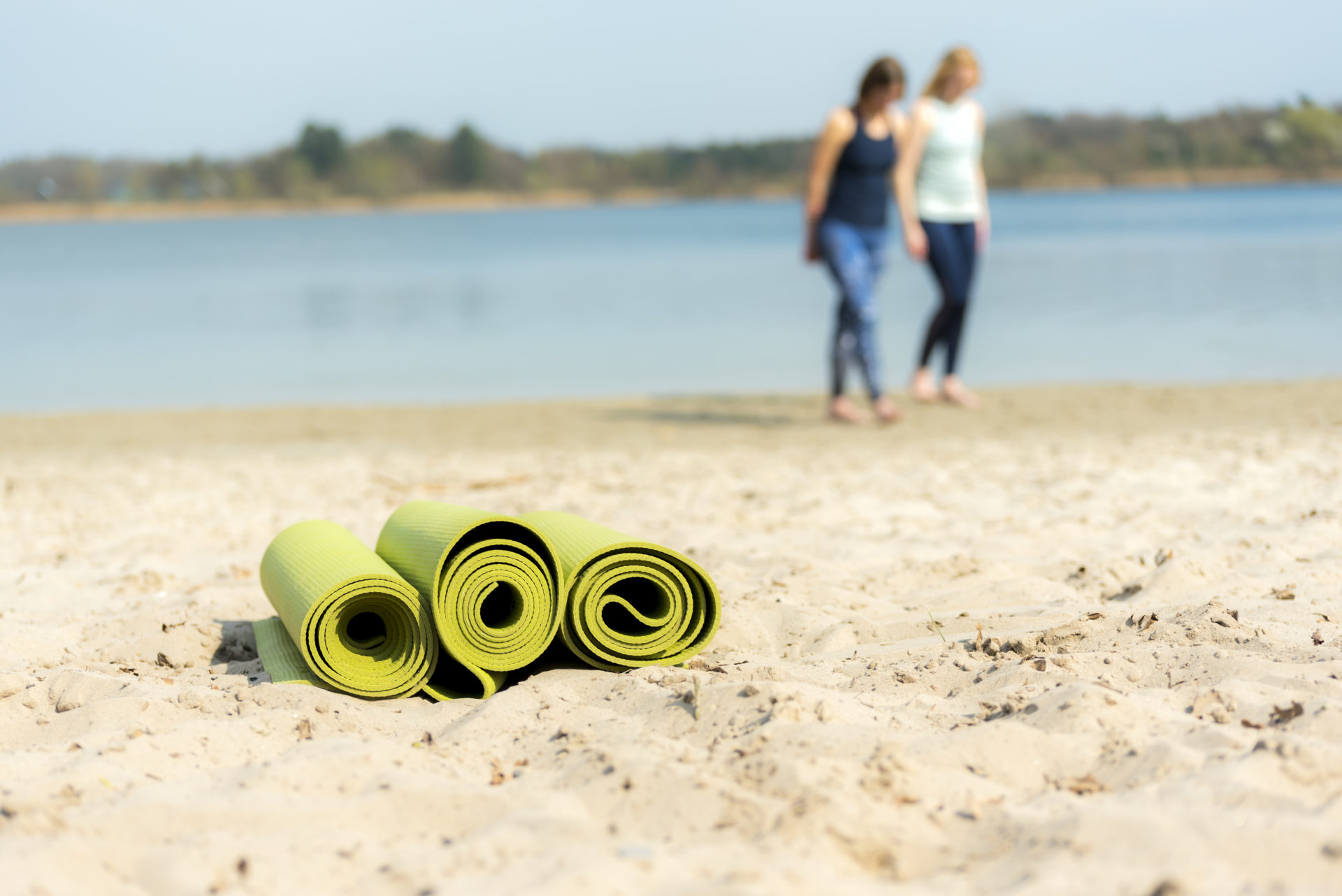 yogamatten op het strand