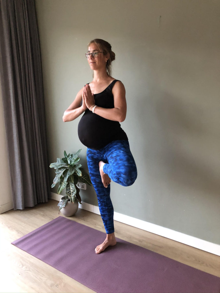 zwangerschapsyoga-yoga-voor-zwangeren-in-breda-staande-pose